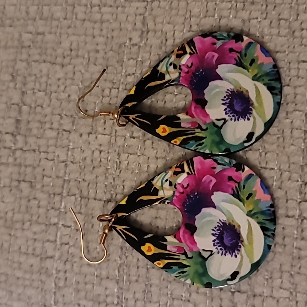 Boutique floral teardrop earrings 🌷